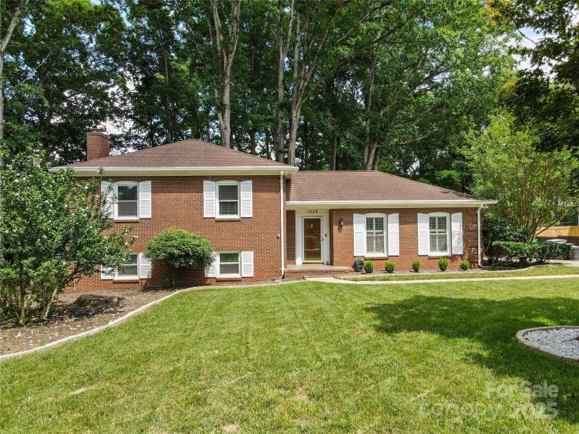 1024 Regency Drive, Charlotte, NC 28211.  MLS# CAR4271953, YatesRealty ID 21067. 