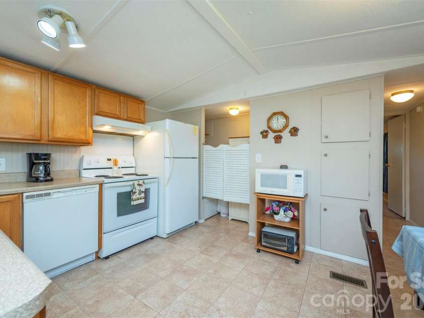28 Brooks Cove Road, Black Mountain, NC 28711.  MLS# CAR4372449, YatesRealty ID 21067. 