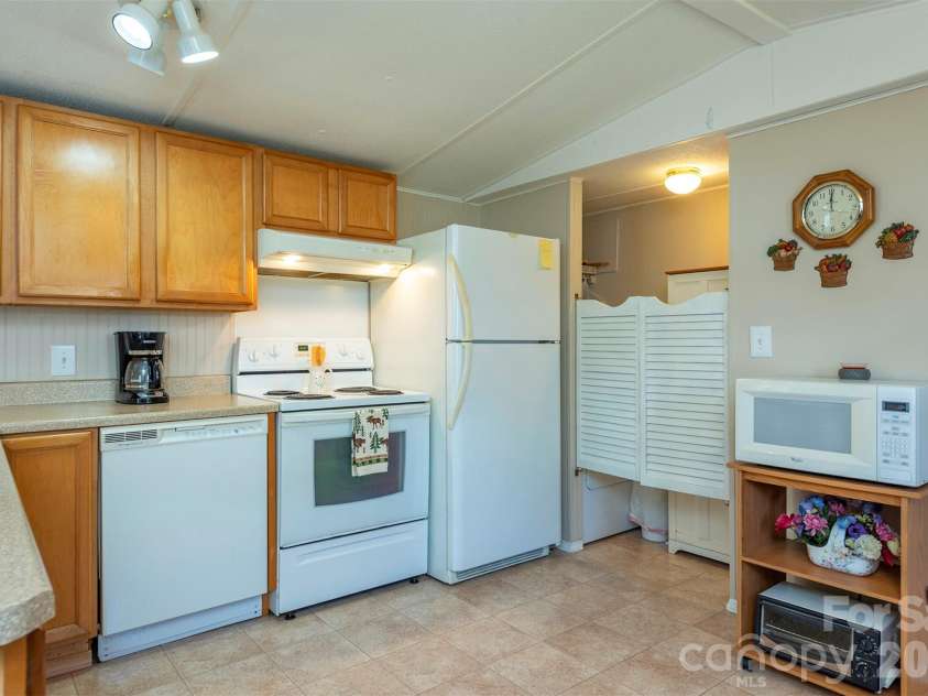 28 Brooks Cove Road, Black Mountain, NC 28711.  MLS# CAR4372449, YatesRealty ID 21067. 