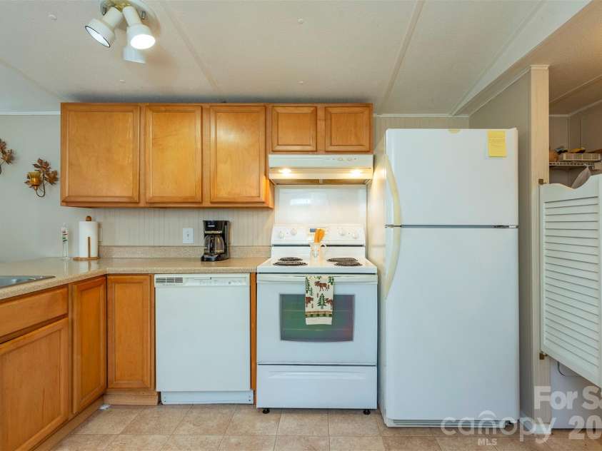 28 Brooks Cove Road, Black Mountain, NC 28711.  MLS# CAR4372449, YatesRealty ID 21067. 