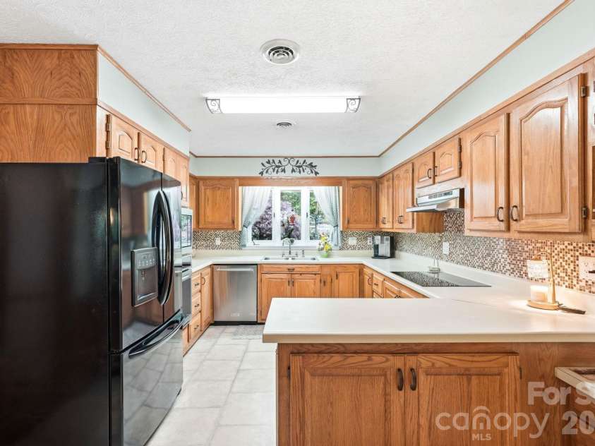 260 Tranquility Place, Hendersonville, NC 28739.  MLS# CAR4374349, YatesRealty ID 21068. 