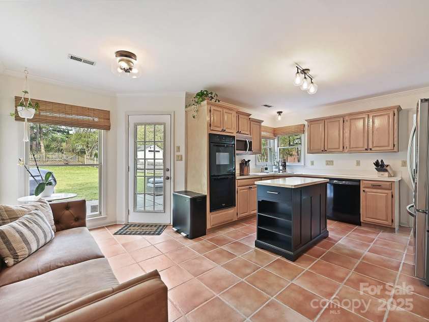 3017 Planters Walk Court, Charlotte, NC 28210.  MLS# CAR4246900, YatesRealty ID 21068. Kitchen