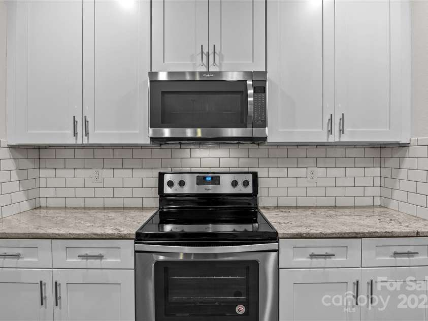 2532 Blue Moss Drive, Dallas, NC 28034.  MLS# CAR4271917, YatesRealty ID 21069. Kitchen features Shaker-style kitchen cabinets, soft close drawers, tile backsplash.