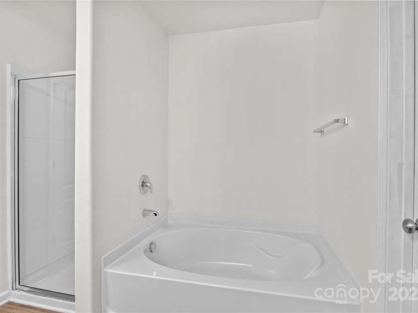 2532 Blue Moss Drive, Dallas, NC 28034.  MLS# CAR4271917, YatesRealty ID 21069. Primary bathroom features a garden tub and separate shower.