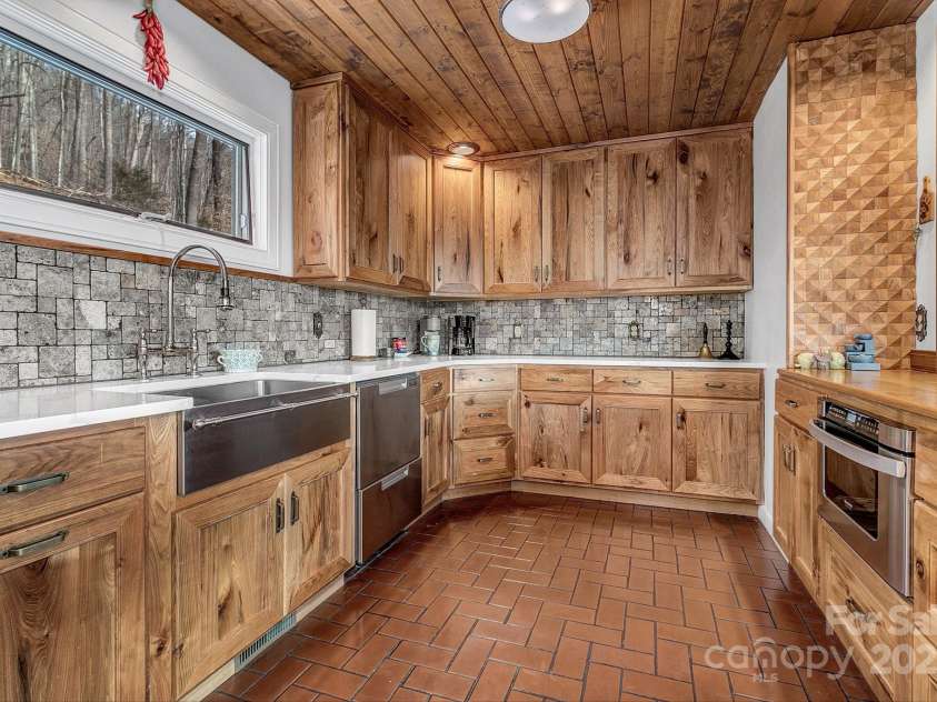 346 Lucky Lane, Clyde, NC 28721.  MLS# CAR4215764, YatesRealty ID 2107. 