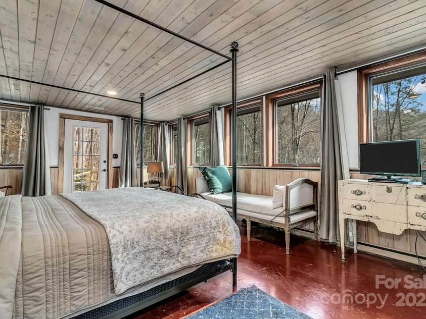 346 Lucky Lane, Clyde, NC 28721.  MLS# CAR4215764, YatesRealty ID 2107. 