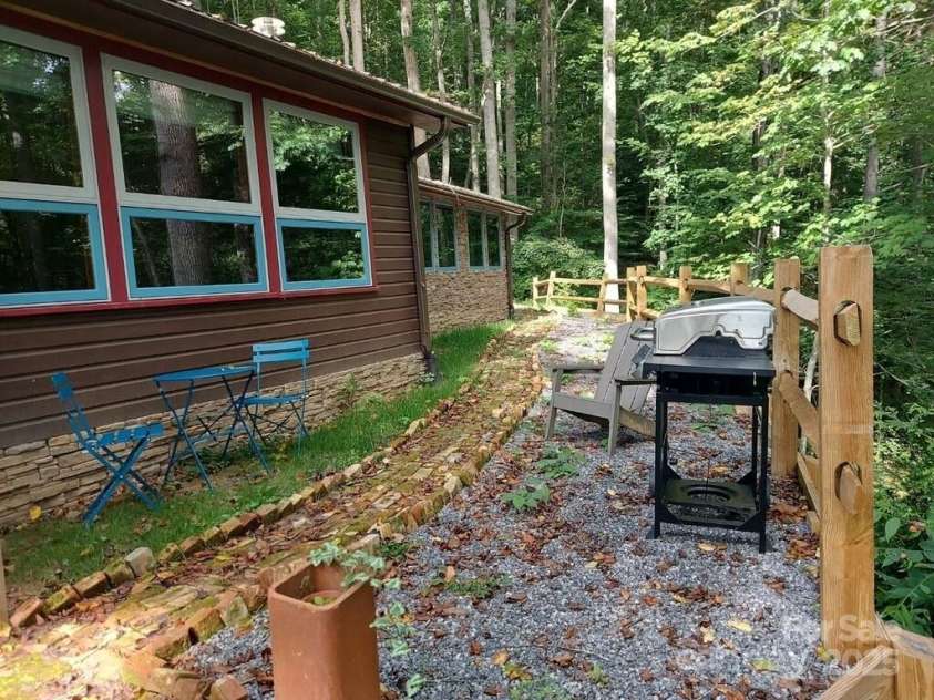 346 Lucky Lane, Clyde, NC 28721.  MLS# CAR4215764, YatesRealty ID 2107. 