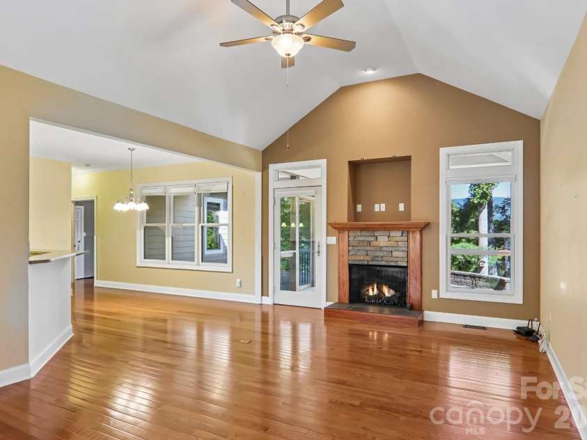 959 Silverglen Way, Hendersonville, NC 28792.  MLS# CAR4397996, YatesRealty ID 21071. Great room