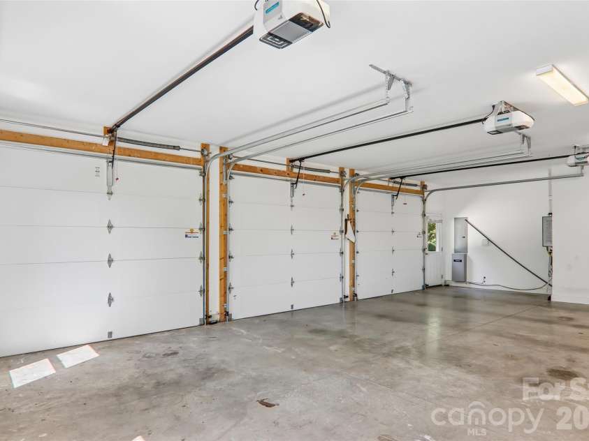 959 Silverglen Way, Hendersonville, NC 28792.  MLS# CAR4397996, YatesRealty ID 21071. Huge three-car garage
