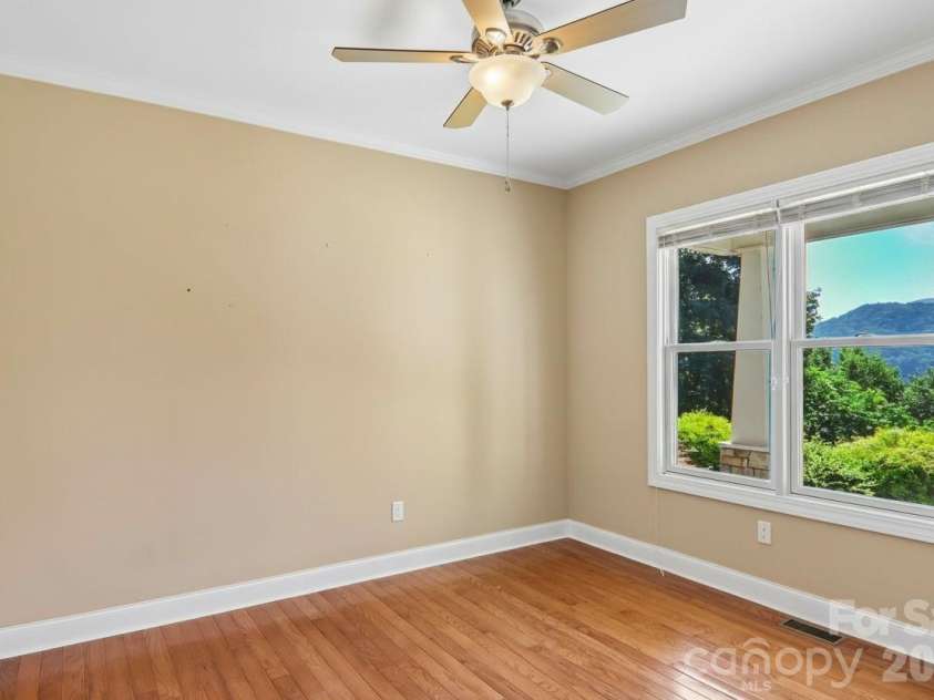 959 Silverglen Way, Hendersonville, NC 28792.  MLS# CAR4397996, YatesRealty ID 21071. Office