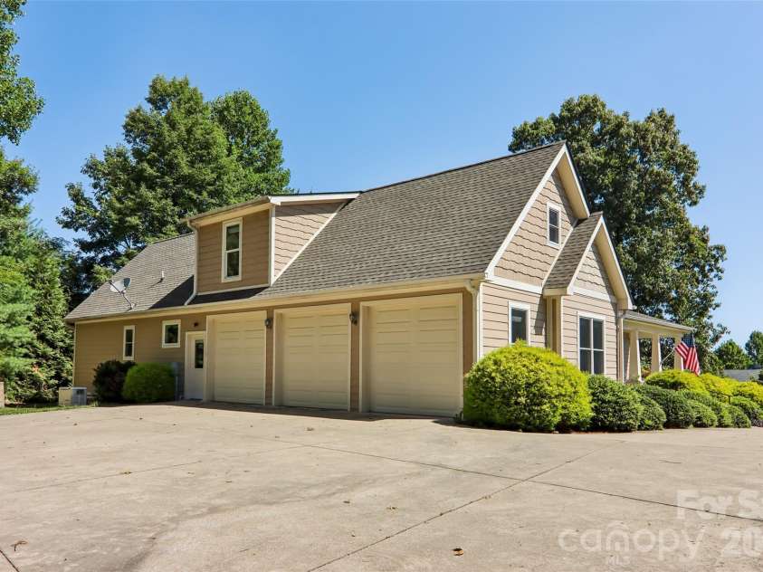 959 Silverglen Way, Hendersonville, NC 28792.  MLS# CAR4397996, YatesRealty ID 21071. Triple garage