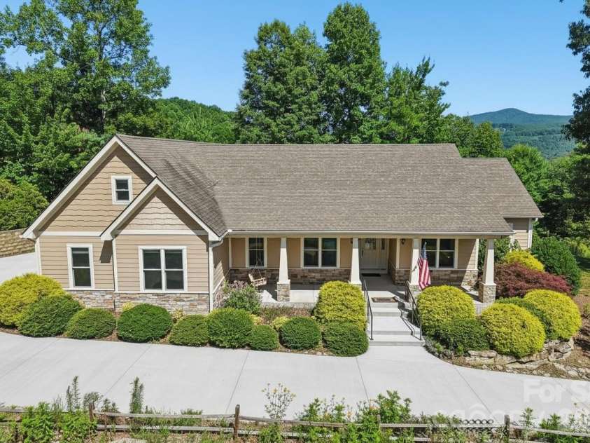 959 Silverglen Way, Hendersonville, NC 28792.  MLS# CAR4397996, YatesRealty ID 21071. Welcome to 959 Silverglen Way! (Driveway virtually cleaned)
