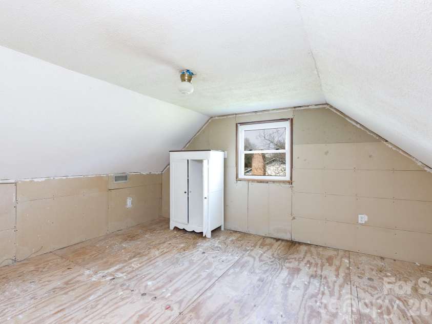 101 Woodland Drive, Clover, SC 29710.  MLS# CAR4357605, YatesRealty ID 21073. Bonus room -