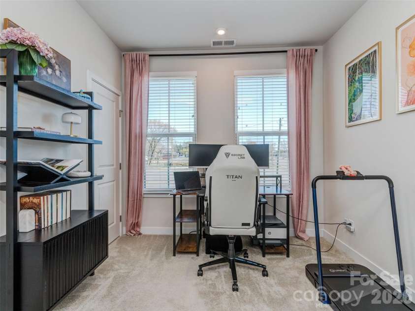 1033 Simcoe Lane, Charlotte, NC 28217.  MLS# CAR4358003, YatesRealty ID 21074. Large Guest Suite with Custom Blinds, Walk-In Closet, and Private Bath!