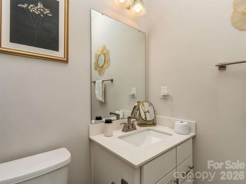 1033 Simcoe Lane, Charlotte, NC 28217.  MLS# CAR4358003, YatesRealty ID 21074. Private Bath For Guest Suite complete with Bathtub!