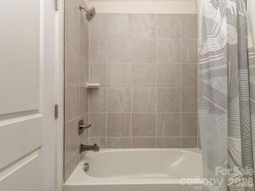 1033 Simcoe Lane, Charlotte, NC 28217.  MLS# CAR4358003, YatesRealty ID 21074. Private Bath For Guest Suite complete with Bathtub!