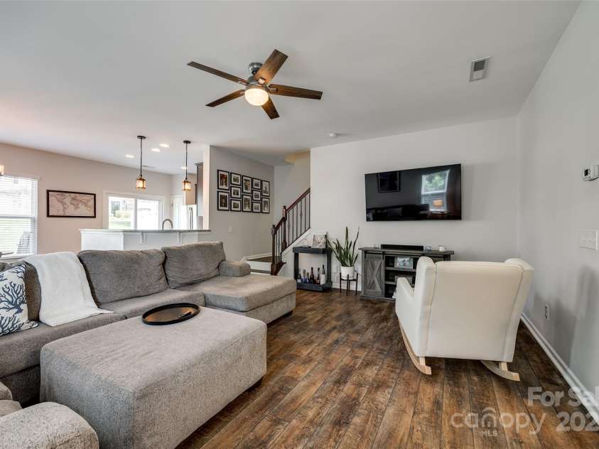 4107 Park South Station Boulevard, Charlotte, NC 28210.  MLS# CAR4269826, YatesRealty ID 21078. Spacious Living Area