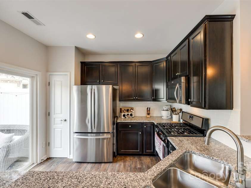 4107 Park South Station Boulevard, Charlotte, NC 28210.  MLS# CAR4269826, YatesRealty ID 21078. Stainless Steel Appliances