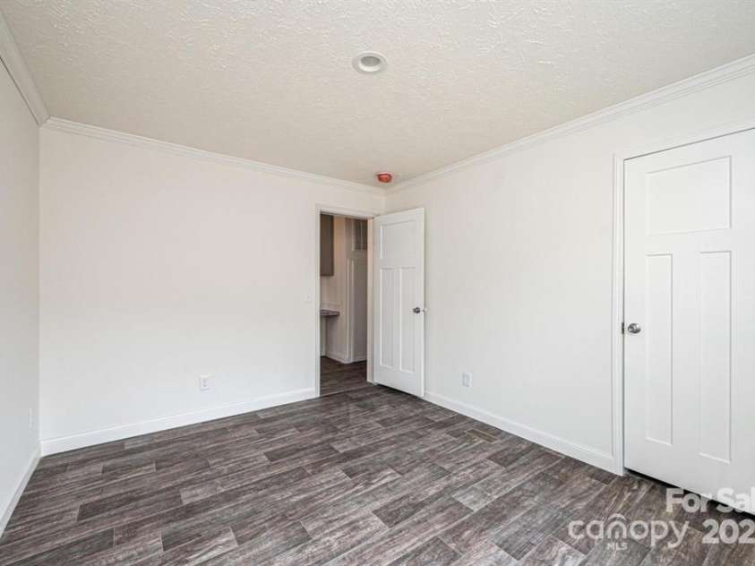 118 River Ridge Lane, Hickory, NC 28601.  MLS# CAR4296107, YatesRealty ID 2108. 