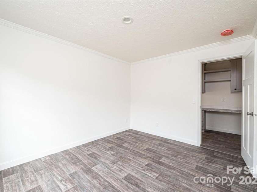 118 River Ridge Lane, Hickory, NC 28601.  MLS# CAR4296107, YatesRealty ID 2108. 