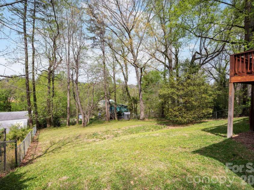 88 Ivanhoe Avenue, Asheville, NC 28806.  MLS# CAR4365927, YatesRealty ID 21080. Fully Fenced Backyard