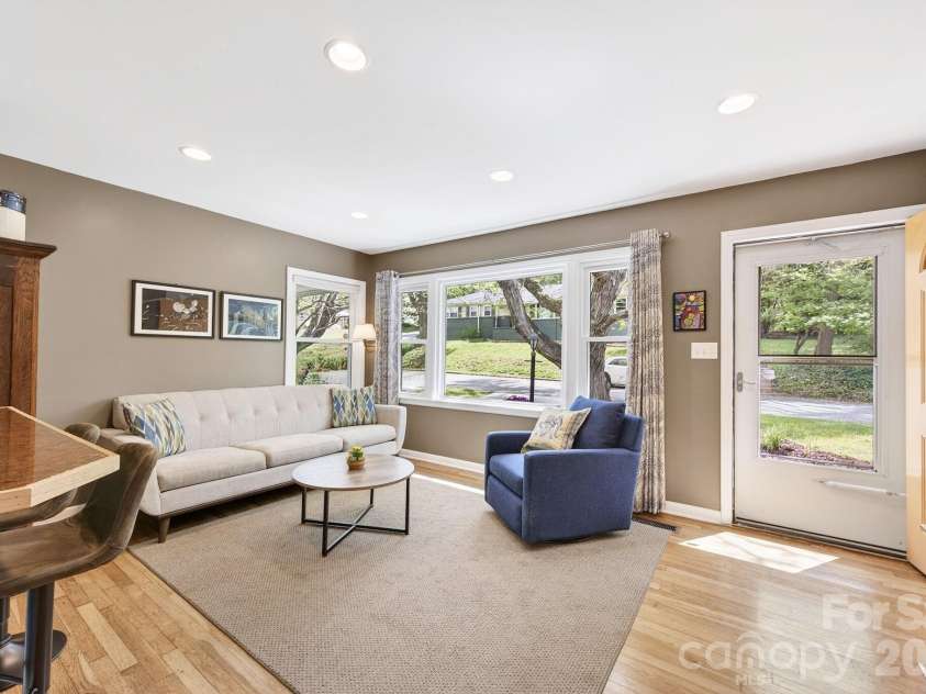 88 Ivanhoe Avenue, Asheville, NC 28806.  MLS# CAR4365927, YatesRealty ID 21080. Open Floorplan