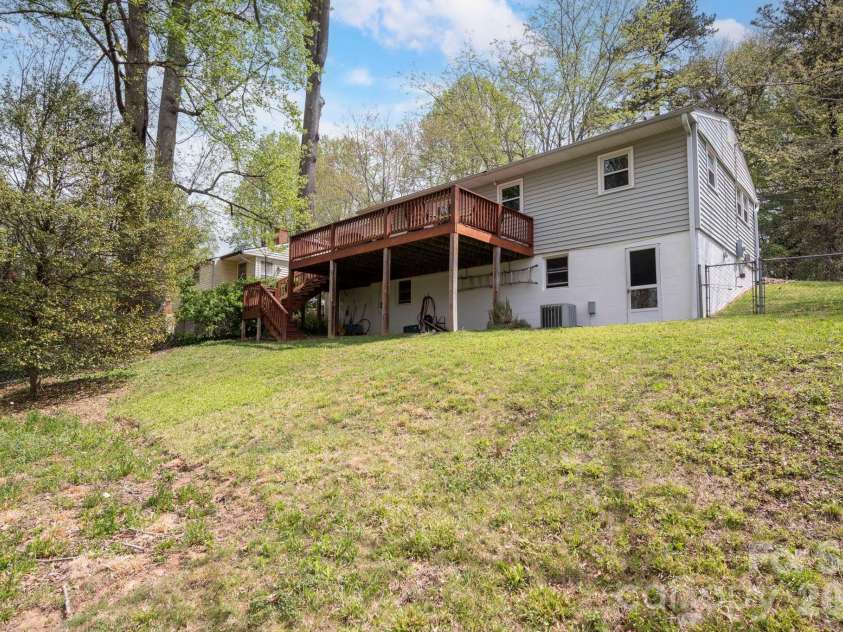 88 Ivanhoe Avenue, Asheville, NC 28806.  MLS# CAR4365927, YatesRealty ID 21080. Sits on Nearly a Quarter Acre