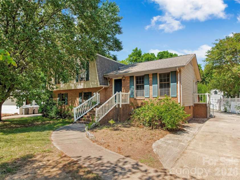 12301 Oakhaven Drive, Charlotte, NC 28273.  MLS# CAR4373592, YatesRealty ID 21081. 