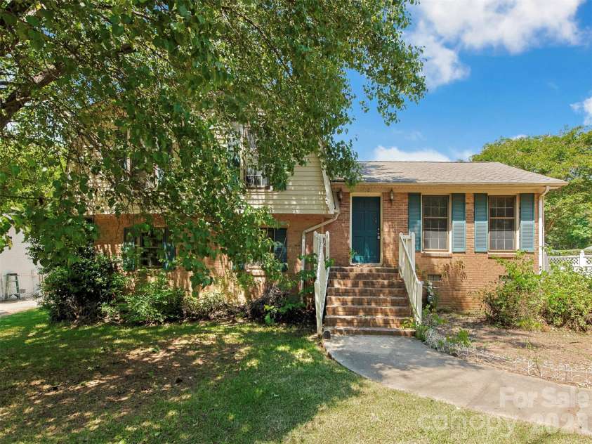 12301 Oakhaven Drive, Charlotte, NC 28273.  MLS# CAR4373592, YatesRealty ID 21081. 