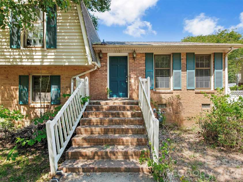 12301 Oakhaven Drive, Charlotte, NC 28273.  MLS# CAR4373592, YatesRealty ID 21081. 