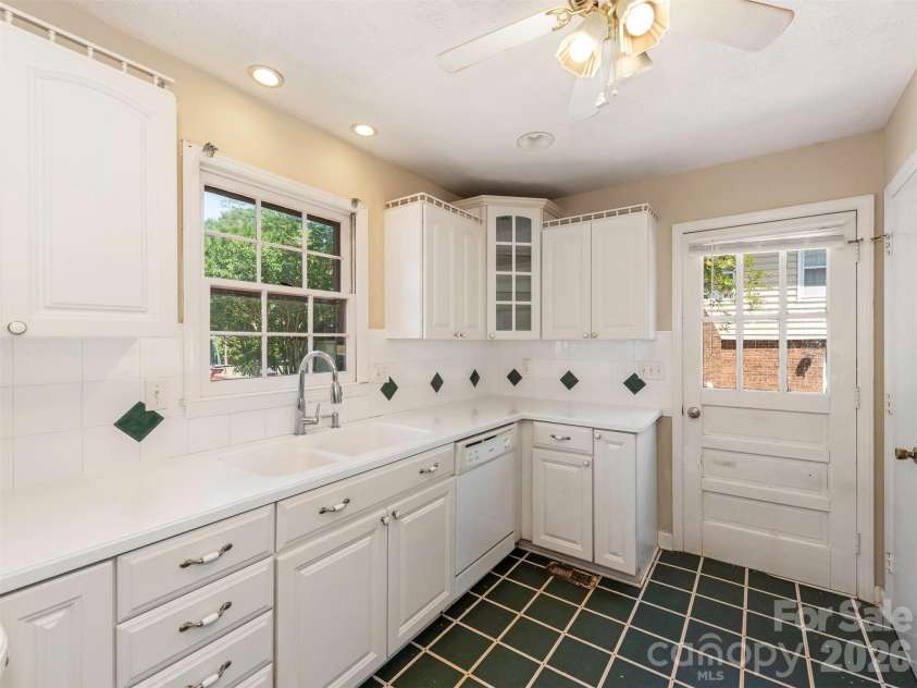 12301 Oakhaven Drive, Charlotte, NC 28273.  MLS# CAR4373592, YatesRealty ID 21081. 