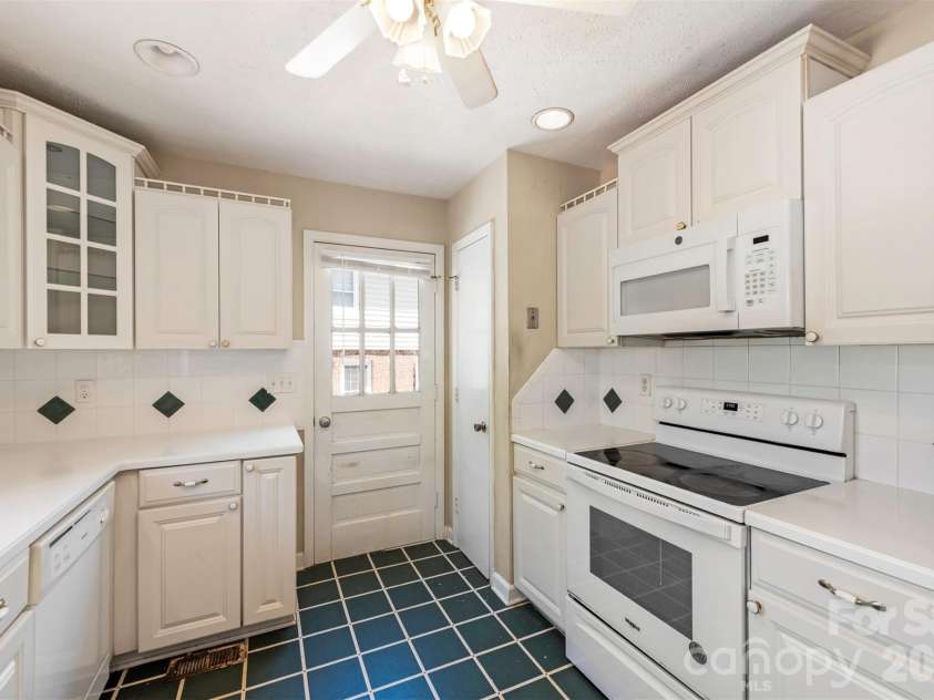 12301 Oakhaven Drive, Charlotte, NC 28273.  MLS# CAR4373592, YatesRealty ID 21081. 
