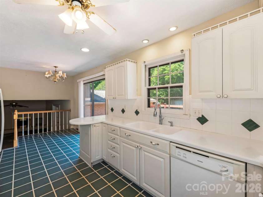 12301 Oakhaven Drive, Charlotte, NC 28273.  MLS# CAR4373592, YatesRealty ID 21081. 