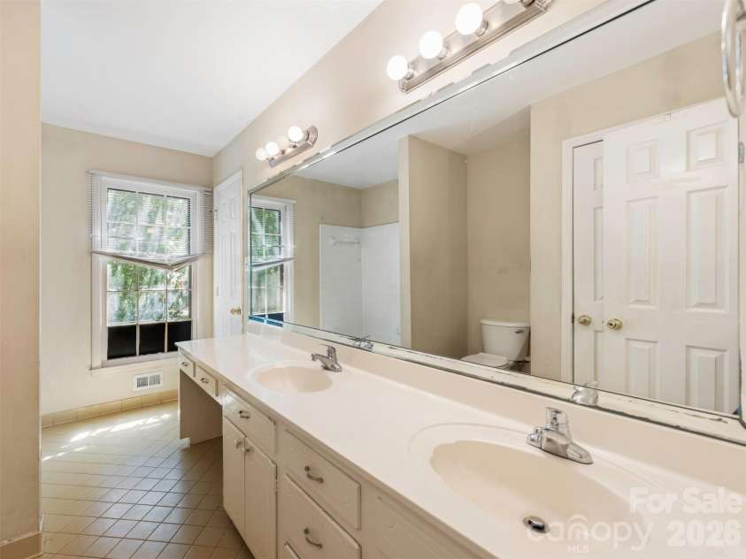 12301 Oakhaven Drive, Charlotte, NC 28273.  MLS# CAR4373592, YatesRealty ID 21081. 