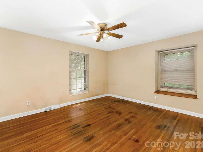 12301 Oakhaven Drive, Charlotte, NC 28273.  MLS# CAR4373592, YatesRealty ID 21081. 