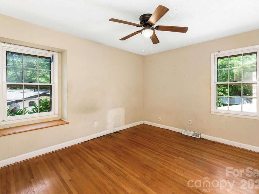 12301 Oakhaven Drive, Charlotte, NC 28273.  MLS# CAR4373592, YatesRealty ID 21081. 