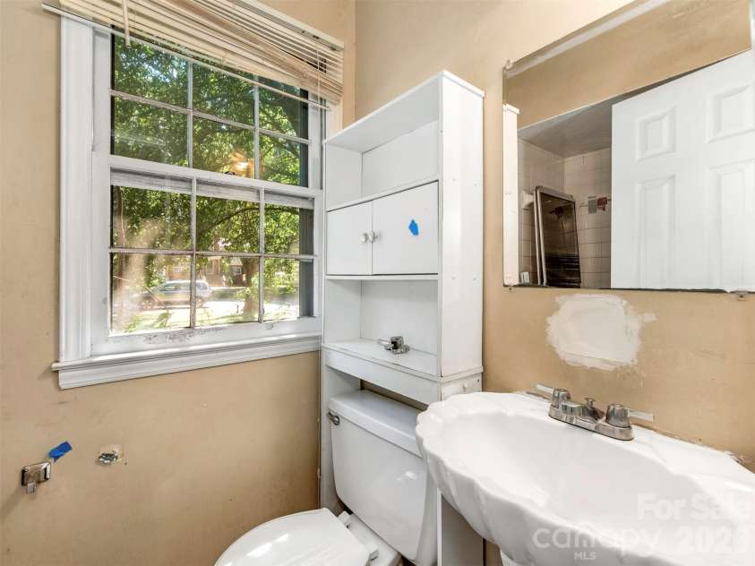 12301 Oakhaven Drive, Charlotte, NC 28273.  MLS# CAR4373592, YatesRealty ID 21081. 