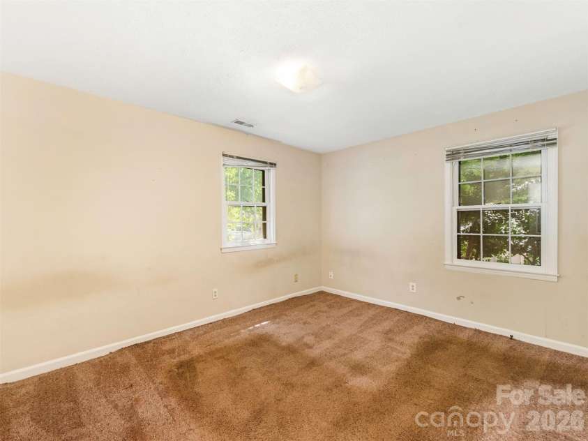 12301 Oakhaven Drive, Charlotte, NC 28273.  MLS# CAR4373592, YatesRealty ID 21081. 