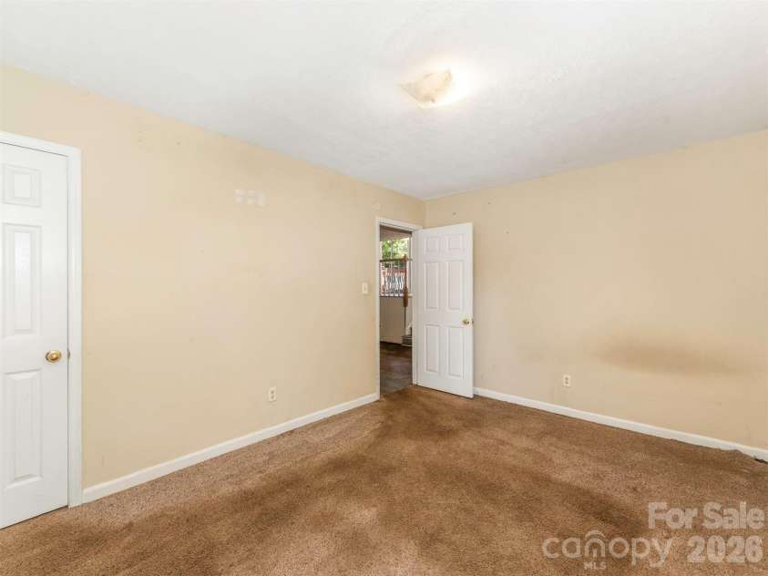 12301 Oakhaven Drive, Charlotte, NC 28273.  MLS# CAR4373592, YatesRealty ID 21081. 