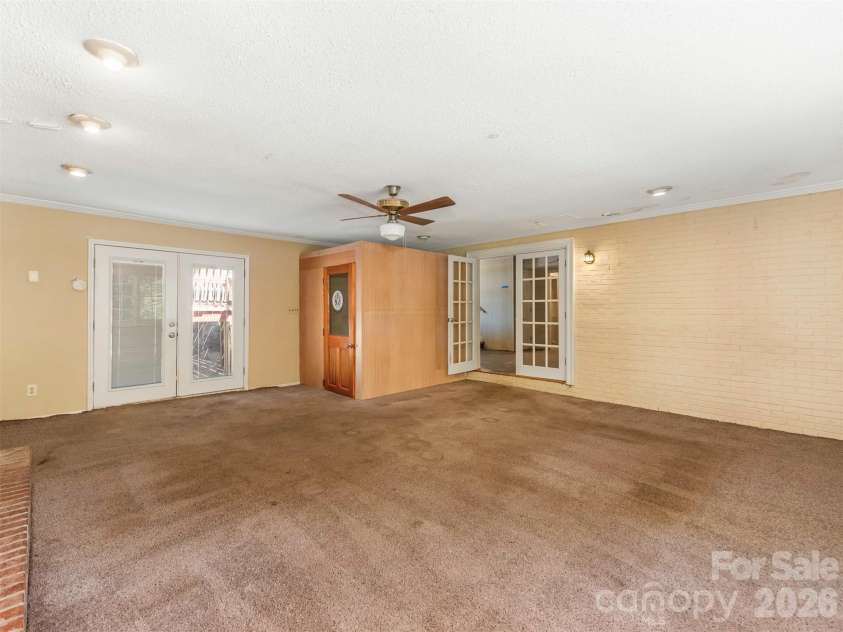 12301 Oakhaven Drive, Charlotte, NC 28273.  MLS# CAR4373592, YatesRealty ID 21081. 
