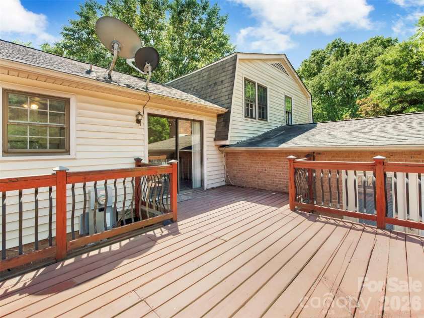 12301 Oakhaven Drive, Charlotte, NC 28273.  MLS# CAR4373592, YatesRealty ID 21081. 