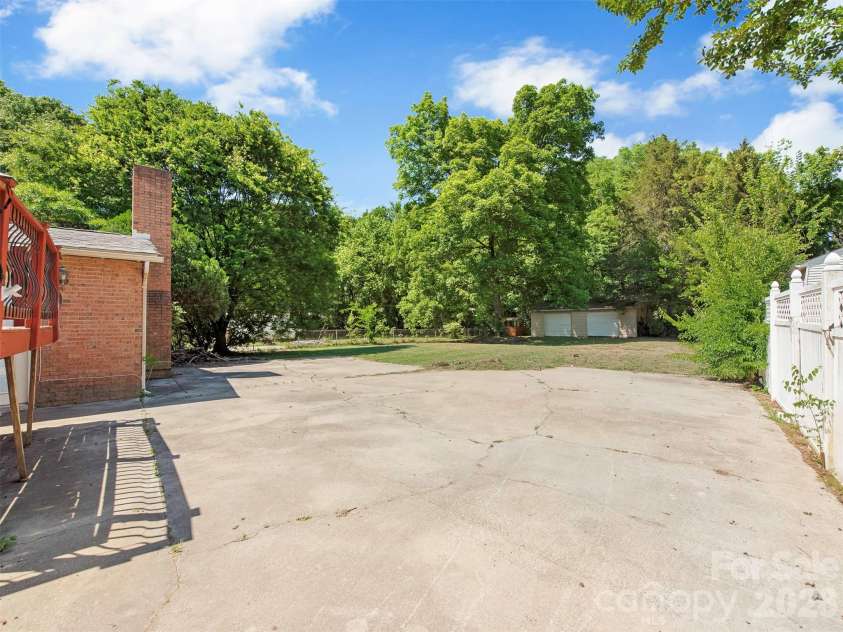 12301 Oakhaven Drive, Charlotte, NC 28273.  MLS# CAR4373592, YatesRealty ID 21081. 