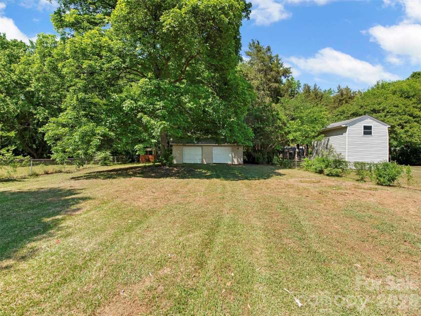 12301 Oakhaven Drive, Charlotte, NC 28273.  MLS# CAR4373592, YatesRealty ID 21081. 