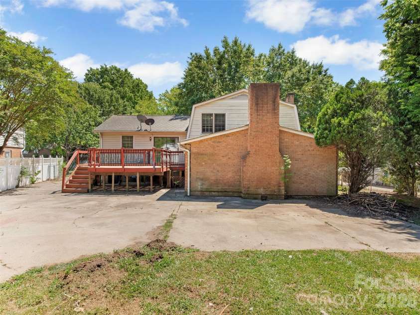12301 Oakhaven Drive, Charlotte, NC 28273.  MLS# CAR4373592, YatesRealty ID 21081. 
