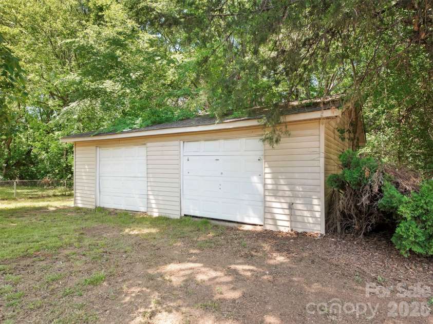 12301 Oakhaven Drive, Charlotte, NC 28273.  MLS# CAR4373592, YatesRealty ID 21081. 