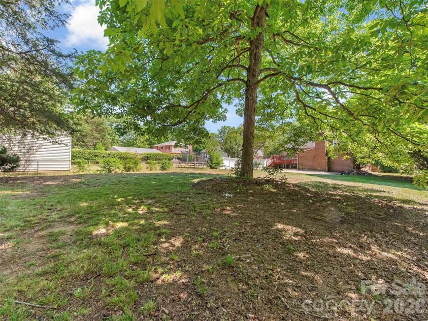 12301 Oakhaven Drive, Charlotte, NC 28273.  MLS# CAR4373592, YatesRealty ID 21081. 