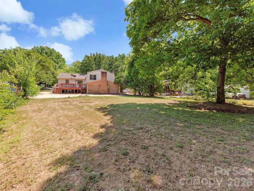 12301 Oakhaven Drive, Charlotte, NC 28273.  MLS# CAR4373592, YatesRealty ID 21081. 