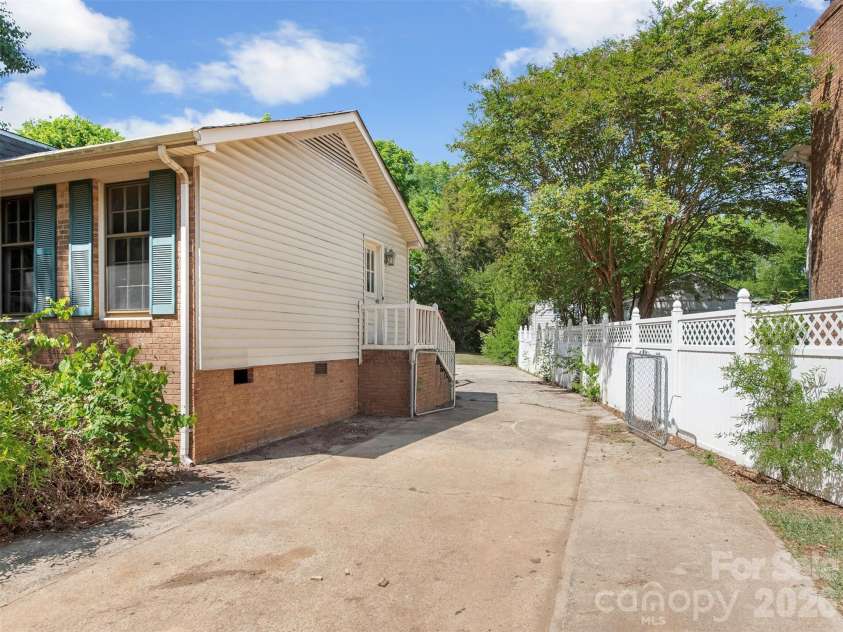 12301 Oakhaven Drive, Charlotte, NC 28273.  MLS# CAR4373592, YatesRealty ID 21081. 