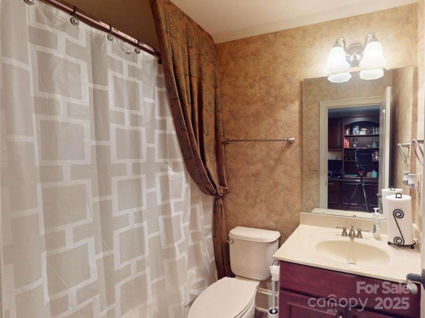 708 RidgeLake Drive, Weddington, NC 28104.  MLS# CAR4240805, YatesRealty ID 21081. 3rd Floor full bath