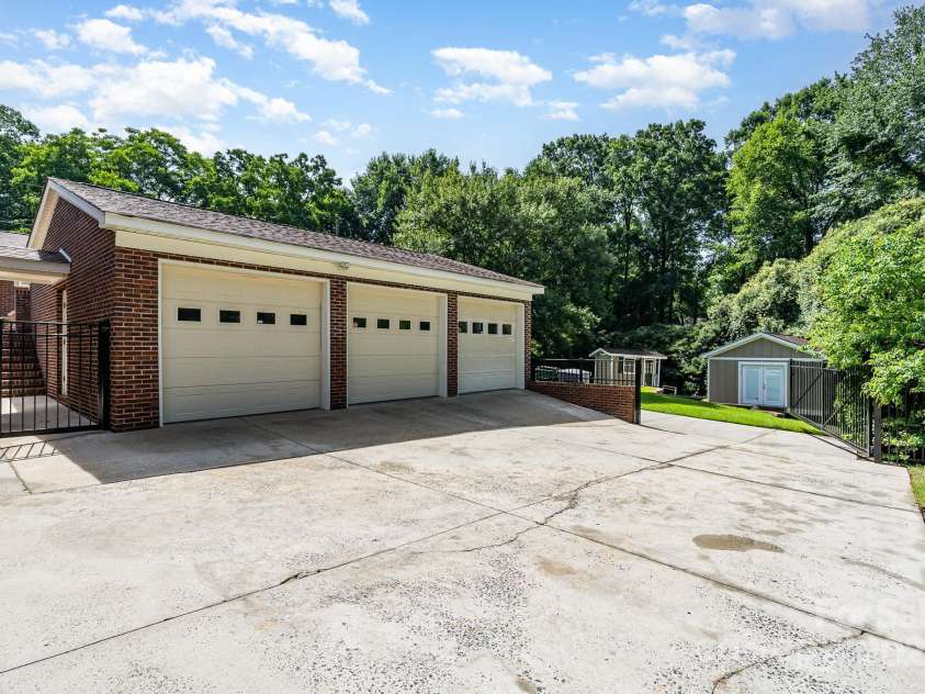 5424 Doncaster Drive, Charlotte, NC 28211.  MLS# CAR4268069, YatesRealty ID 21083. 3 car garage